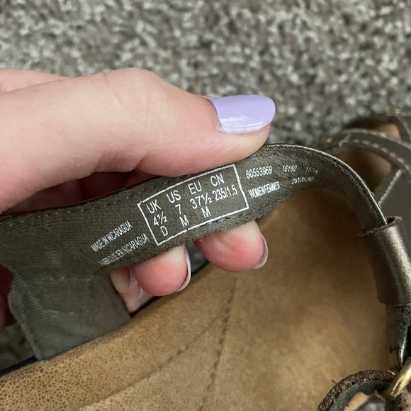 Clark’s Sandals - size 7 - Picture 5 of 6